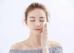 下巴频繁长痘的原因揭秘：如何避免让痘痘肆虐你的夏日美丽？