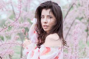 5分钟揭秘：皮肤护理如何提升你的自信？