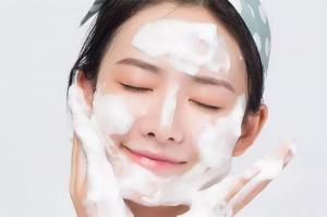 长痘了可以用洗面奶吗？揭秘正确的护肤秘籍